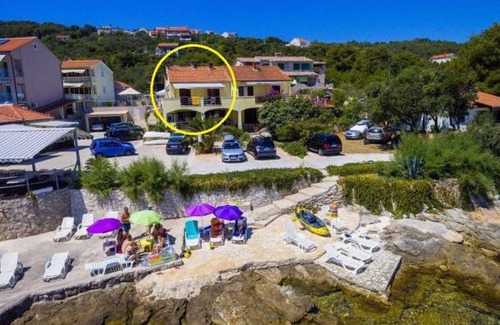 Mali Iz Apartment | Apartment Davor - 20m from sea : A1 Mali Iz (Island Iz), Zadar riviera