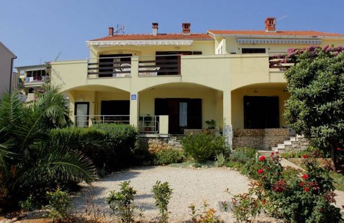 Mali Iz Apartment | Apartment Davor - 20m from sea : A1 Mali Iz (Island Iz), Zadar riviera
