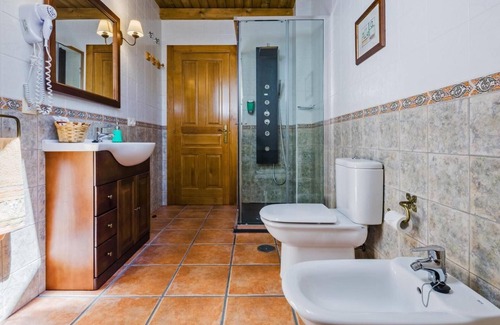 Caboalles de Abajo House | Apartment 'Devesa' with Mountain View, Shared Pool and Wi-Fi