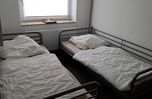 Graitschen b. Burgel Apartment | Apartment 'An Der Gleise' with Wi-Fi