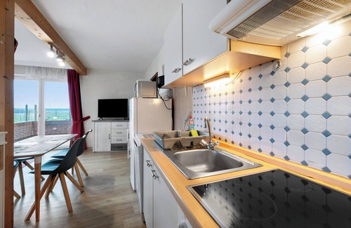 Hedwigenkoog Apartment | Apartment 'Deichblick 3' with Shared Garden and Balcony