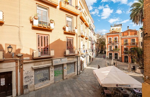 Cagliari Apartment | Apartment 'Dettori 18' with Wi-Fi and Air Conditioning
