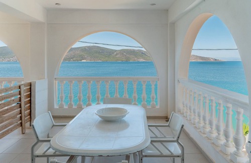 Salamis Apartment | Apartment 'Dias' with Sea View, Wi-Fi and Air Conditioning