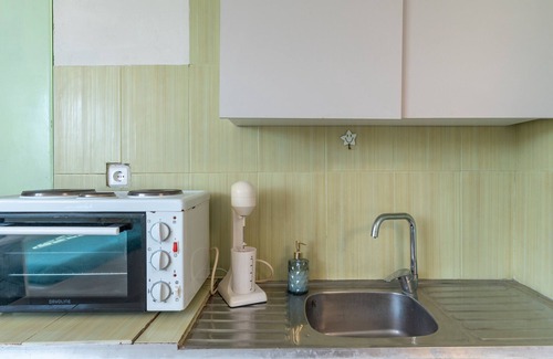 Salamis Apartment | Apartment 'Dionysos' with Sea View, Wi-Fi and Air Conditioning