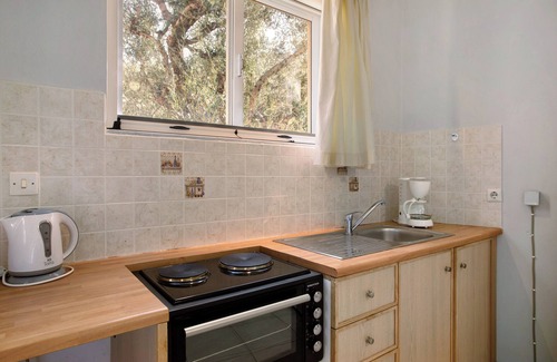 Limni Keri Apartment | Apartment "Dolphin Apartment 1" with Private Balcony, Shared Garden & Wi-Fi