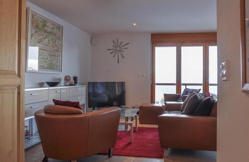 Saint-Pierre-de-Clages Apartment | Apartment Domaine des Reines A9 by Interhome