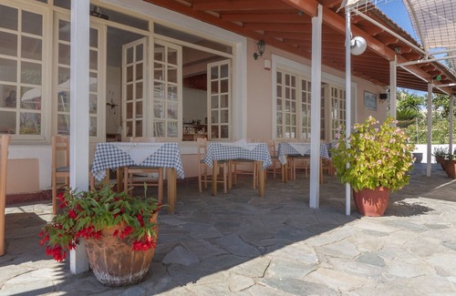 Agios Georgios Pagon Apartment | Apartment Dora Pagoi 2 with Mountain View, Shared Garden & Wi-Fi