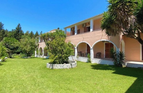 Agios Georgios Pagon Apartment | Apartment Dora Pagoi 3 with Mountain View, Shared Garden & Wi-Fi