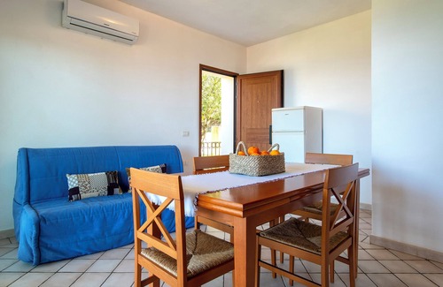 Paduledda Apartment | Apartment 'Due Passi Dal Mare' with Sea View, Private Garden and Air Conditioning