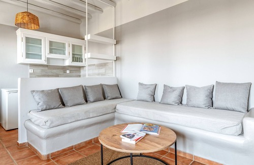 Agios Ioannis Apartment | Apartment 'Ethelio Rinia' with Sea View, Wi-Fi and Air Conditioning