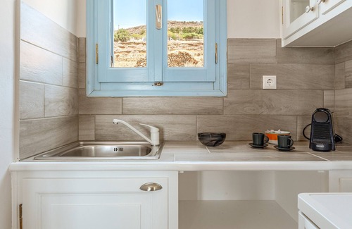 Agios Ioannis Apartment | Apartment 'Ethelio Dilos' with Sea View, Wi-Fi and Air Conditioning