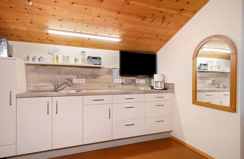 Deggenhausertal Apartment | Apartment 'East' with Shared Garden, Wi-Fi and Air Conditioning