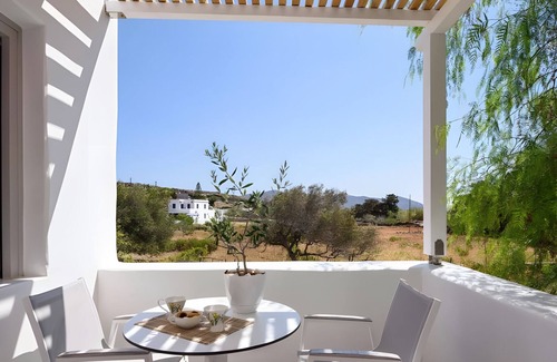 Psathi House | Apartment 'Echinousa Kimolos katoikia no5' with Mountain View, Wi-Fi and Air Conditioning