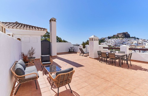 Salobrena Apartment | Apartment 'El Ático Del Oasis' with Sea View, Wi-Fi and Air Conditioning