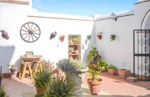 Barbate Apartment | Apartment 'El Olivo' with Shared Pool, Wi-Fi and Air Conditioning