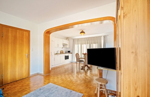 Brunsbuttel Apartment | Apartment 'Elbe' with Private Terrace, Shared Garden and Wi-Fi