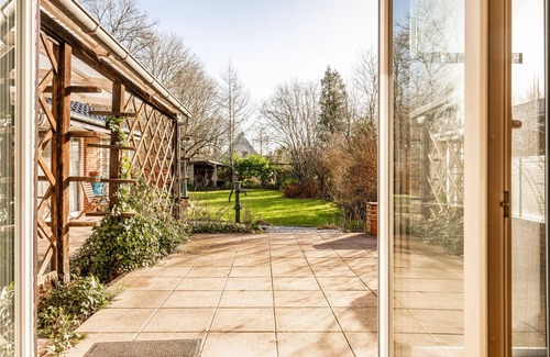 Brunsbuttel Apartment | Apartment 'Elbe' with Private Terrace, Shared Garden and Wi-Fi