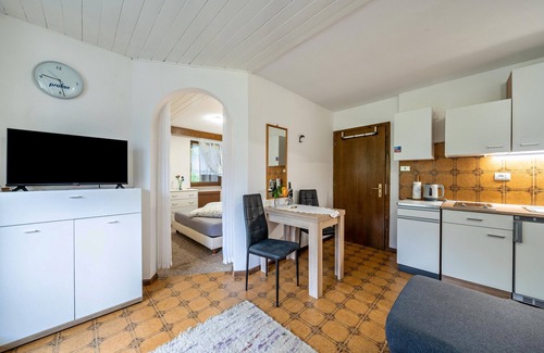 Lana Apartment | Apartment 'Elisabeth' with Shared Pool, Shared Garden and Wi-Fi