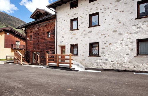 Livigno Apartment | Apartment 'Elisabetta n2' with Mountain View & Wi-Fi