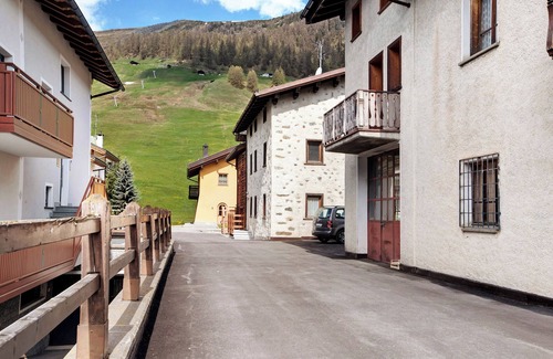 Livigno Apartment | Apartment 'Elisabetta n2' with Mountain View & Wi-Fi
