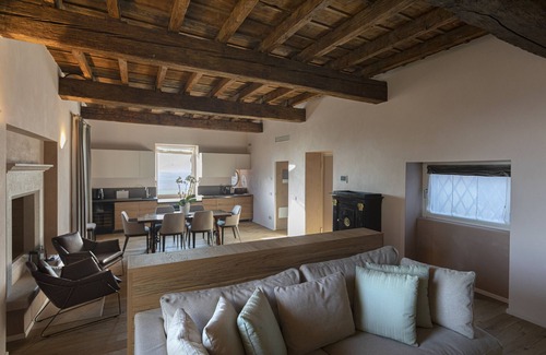 Lonato del Garda Apartment | Apartment 'Eremus Relais Appartamento 3' with Shared Pool, Wi-Fi and Air Conditioning