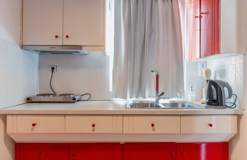 Salamis Apartment | Apartment 'Estia' with Shared Terrace, Wi-Fi and Air Conditioning