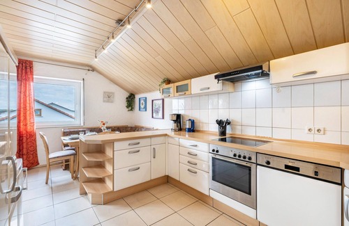 Großengstingen Apartment | Apartment 'Fabio' with Private Terrace and Wi-Fi