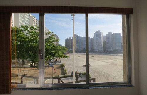 Centro Apartment | Apartment Facing the Sea Foot on Sand in Pitangueiras with Wi-fi!