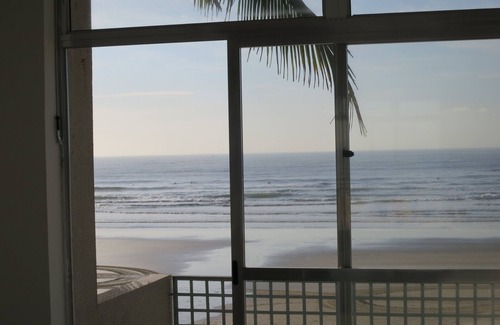 Centro Apartment | Apartment Facing the Sea Foot on Sand in Pitangueiras with Wi-fi!