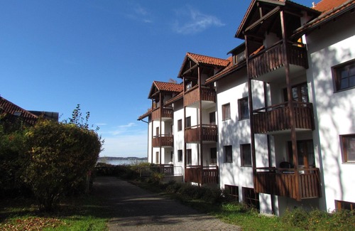 Arlaching Apartment | Apartment 'Ferienwohnung Chiemseestrand' with Lake View, Balcony and Wi-Fi