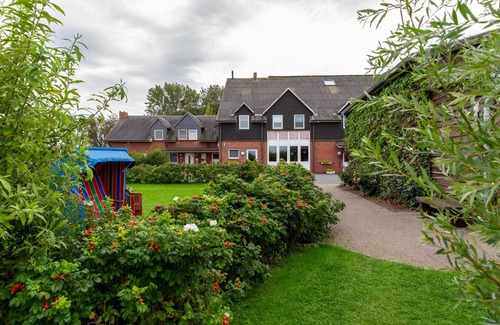 Pellworm Apartment | Apartment 'Fereinhof Paulsen - Lachmöwe' with Private Terrace, Shared Garden and Wi-Fi