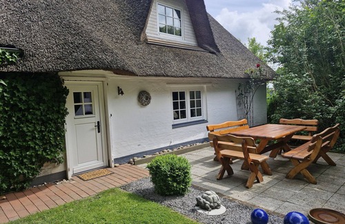Winnert House | Apartment 'Ferienhaus Jakobsen' with Private Garden, Balcony and Wi-Fi