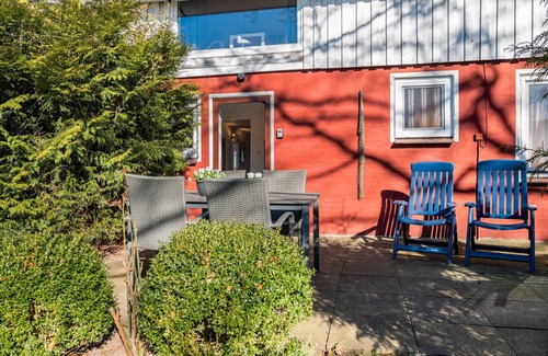 Bondelum Apartment | Apartment 'Ferienhaushälfte Haus Rostock' with Terrace, Garden and Wi-Fi