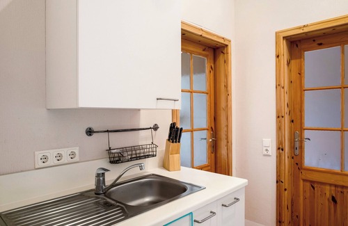 Krakow am See Apartment | Apartment 'Ferienwohnung 6' with Shared Terrace and Shared Garden