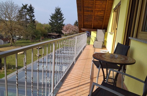 Buchlberg Apartment | Apartment 'Ferienwohnung 'am Bienwald' with Balcony and Wi-Fi