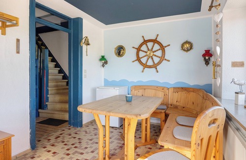 Suederhafen Apartment | Apartment 'Ferienwohnung Kapitänskajüte' with Private Terrace, Shared Garden and Wi-Fi