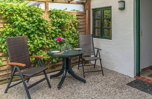 Nordstrand Apartment | Apartment 'Ferienwohnung Silbermöwe' with Shared Terrace, Shared Garden and Wi-Fi