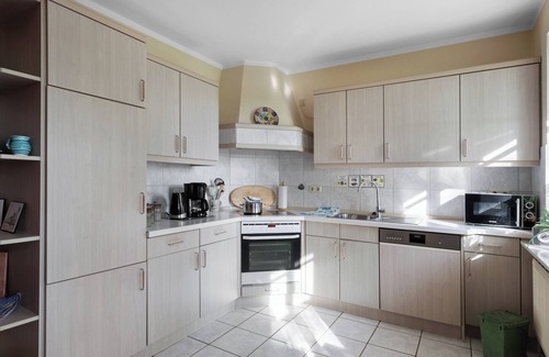 Nordstrand Apartment | Apartment 'Ferienwohnung Schimmelreiter' with Private Terrace and Shared Garden