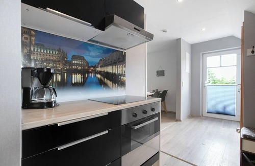 Ostenfeld Apartment | Apartment 'Ferienwohnung Huus 39' with Shared Garden, Balcony and Wi-Fi