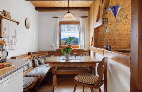 Breitnau Apartment | Apartment 'Ferienwohnung Abendrot' with Mountain View, Shared Garden and Wi-Fi