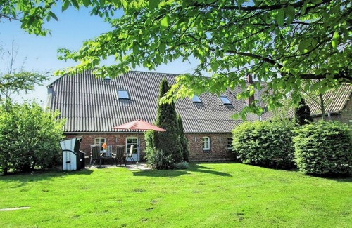 Sehestedt Apartment | Apartment 'Ferienwohnung Galerie 1' with Shared Pool, Private Terrace and Wi-Fi