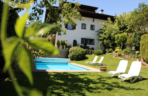 Rifiano Apartment | Apartment 'Fewo Innerhofer - Südbalkon' with Mountain View, Shared Pool and Wi-Fi