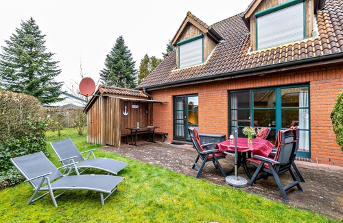 Warwerort Apartment | Apartment 'Fewo Pippert' with Private Terrace, Private Garden and Wi-Fi