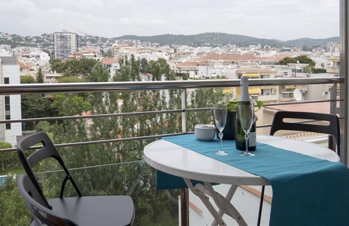 Passeig Maritim Apartment | Apartment 'Fleming 5' with Balcony, Wi-Fi and Air Conditioning