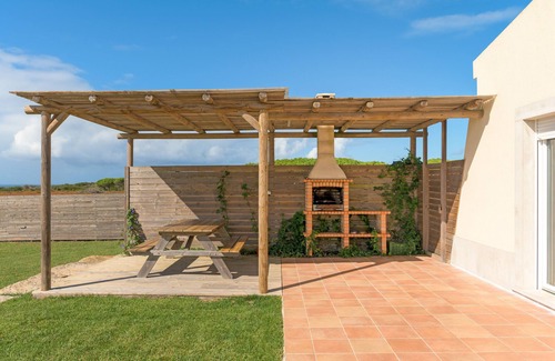 Cavaleiro House | Apartment 'Flor Do Rosto II' with Sea View, Shared Pool and Wi-Fi