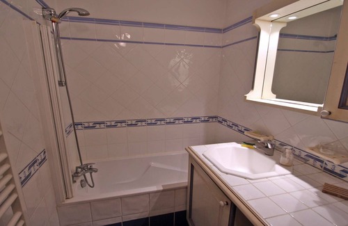 Sainte-Maxime City Centre Apartment | Apartment for 4/5 people - Swimming pool residence - A/C - WiFi - Near beach and city center -.