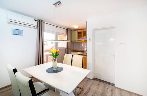 Nin Apartment | Apartment for 4 people in a quiet location 100m from the sandy beach