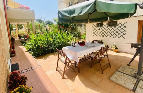 Lido Apartment | Apartment for 4 people facing the beach with garden
