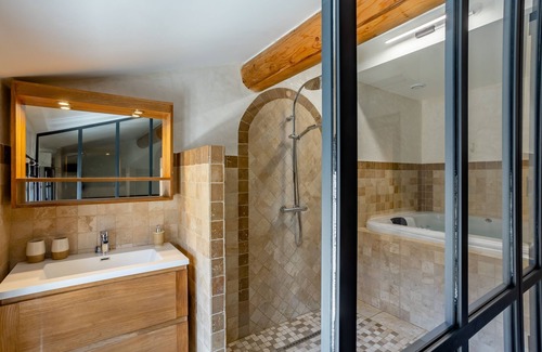 L'Isle-sur-la-Sorgue Apartment | Apartment-Luxury-Mobility bath-City view-L'intemporel