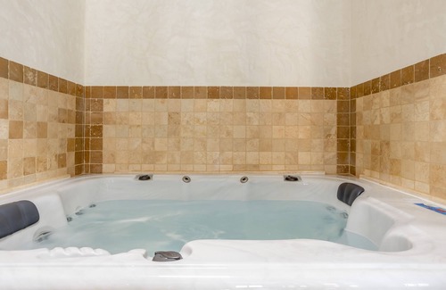L'Isle-sur-la-Sorgue Apartment | Apartment-Luxury-Mobility bath-City view-L'intemporel